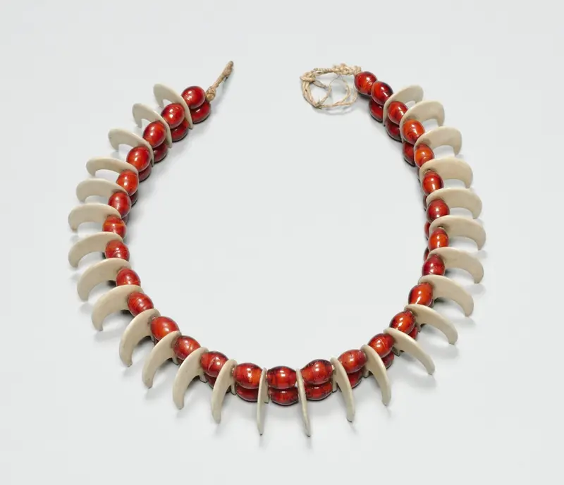 Necklace (amazipho) — تصویر رکورد موزهٔ هنر کلیولند (دسترسی آزاد)