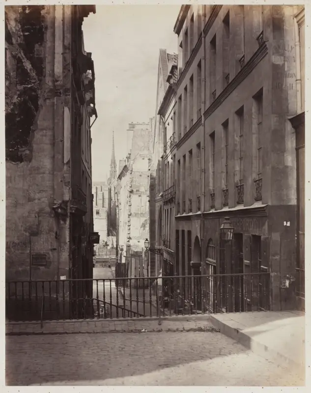 Rue Jean-de-Beauvais. Vue prise de la rue des Écoles vers la boulevard Saint-Germain, en travaux — تصویر رکورد موزهٔ هنر کلیولند (دسترسی آزاد)