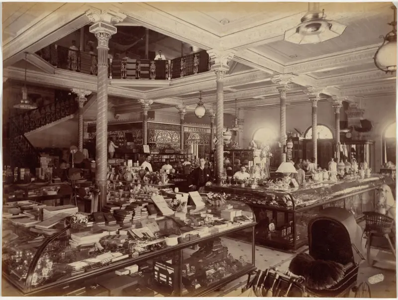 Treacher and Co.'s Shop in the Fort, Bombay — تصویر رکورد موزهٔ هنر کلیولند (دسترسی آزاد)