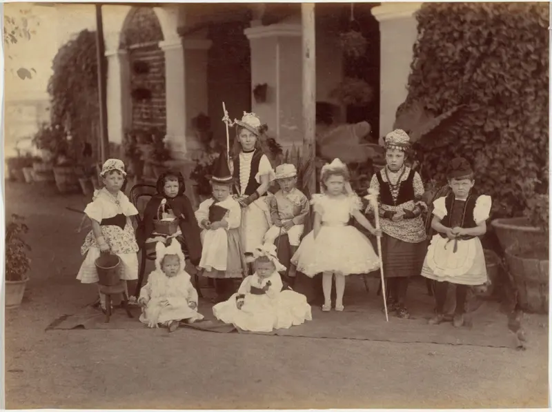 Fancy Group of Children, Indore — تصویر رکورد موزهٔ هنر کلیولند (دسترسی آزاد)