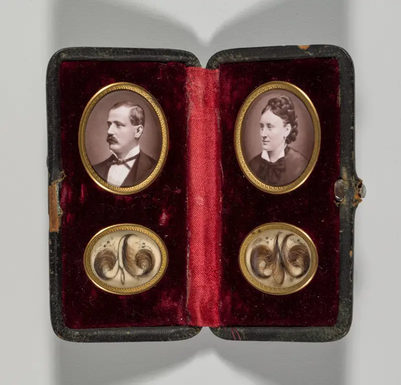 Untitled (Case with portraits of a man and woman and hair ornaments) — تصویر رکورد موزهٔ هنر کلیولند (دسترسی آزاد)