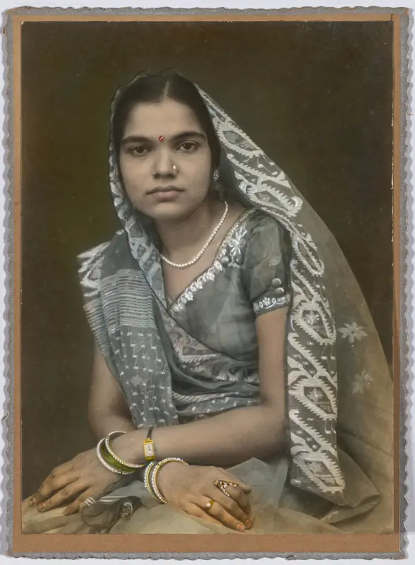 Untitled (Portrait of a Woman in Gray Sari and Veil) — تصویر رکورد موزهٔ هنر کلیولند (دسترسی آزاد)