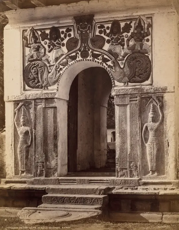 Entrance to the Nata Dewale Grounds, Kandy — تصویر رکورد موزهٔ هنر کلیولند (دسترسی آزاد)
