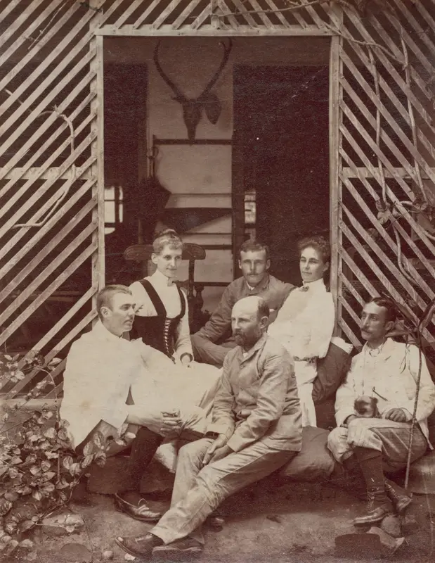 Group Taken at Nortekande Bungalow — تصویر رکورد موزهٔ هنر کلیولند (دسترسی آزاد)