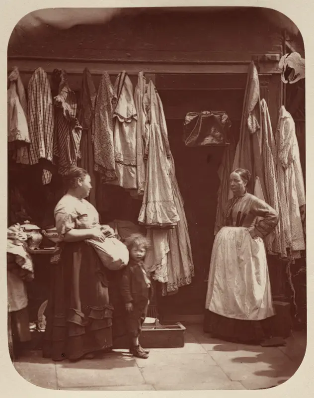 An Old Clothes Shop, Seven Dials — تصویر رکورد موزهٔ هنر کلیولند (دسترسی آزاد)