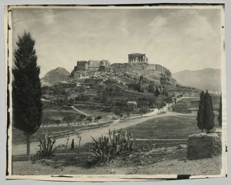View of the Acropolis (walking man in foreground) — تصویر رکورد موزهٔ هنر کلیولند (دسترسی آزاد)