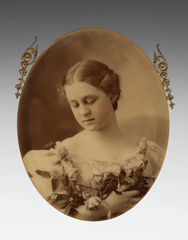 Young Woman Holding Roses — تصویر رکورد موزهٔ هنر کلیولند (دسترسی آزاد)