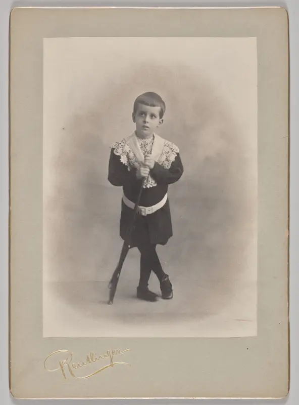 Untitled (young boy with lace collar and toy rifle) — تصویر رکورد موزهٔ هنر کلیولند (دسترسی آزاد)