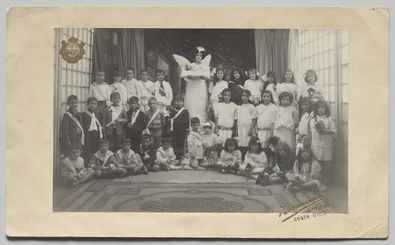Untitled (Semi-Circle of Children, Central Girl Dressed as an Angel Holding the Baby Jesus) — تصویر رکورد موزهٔ هنر کلیولند (دسترسی آزاد)