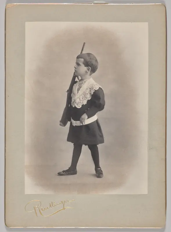 Untitled (young boy with lace collar and toy rifle) — تصویر رکورد موزهٔ هنر کلیولند (دسترسی آزاد)