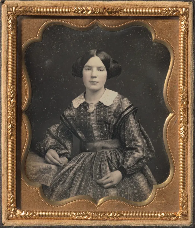 Young Woman in a Patterned Dress — تصویر رکورد موزهٔ هنر کلیولند (دسترسی آزاد)