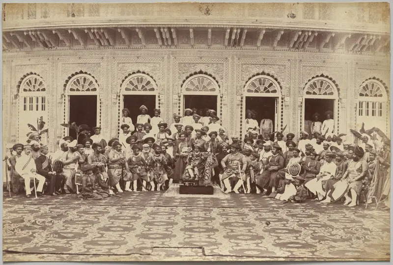 Maharaja of Scindia, nobles, and high officials, Gwalior — تصویر رکورد موزهٔ هنر کلیولند (دسترسی آزاد)