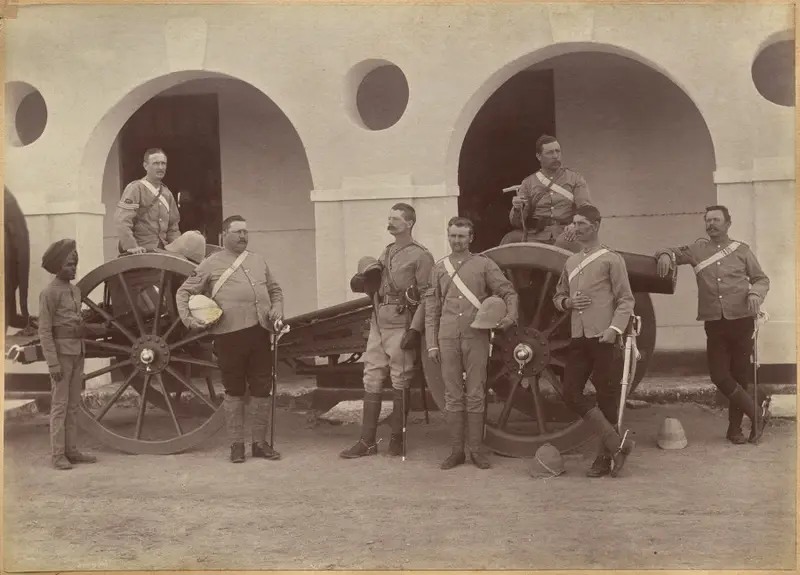 Officers of Elephant Battery, Jhansi (recto) — تصویر رکورد موزهٔ هنر کلیولند (دسترسی آزاد)