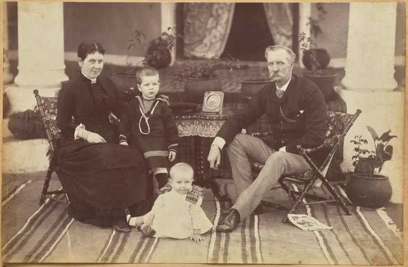 Col. Carpendale and family, Neemuch (recto, bottom) — تصویر رکورد موزهٔ هنر کلیولند (دسترسی آزاد)