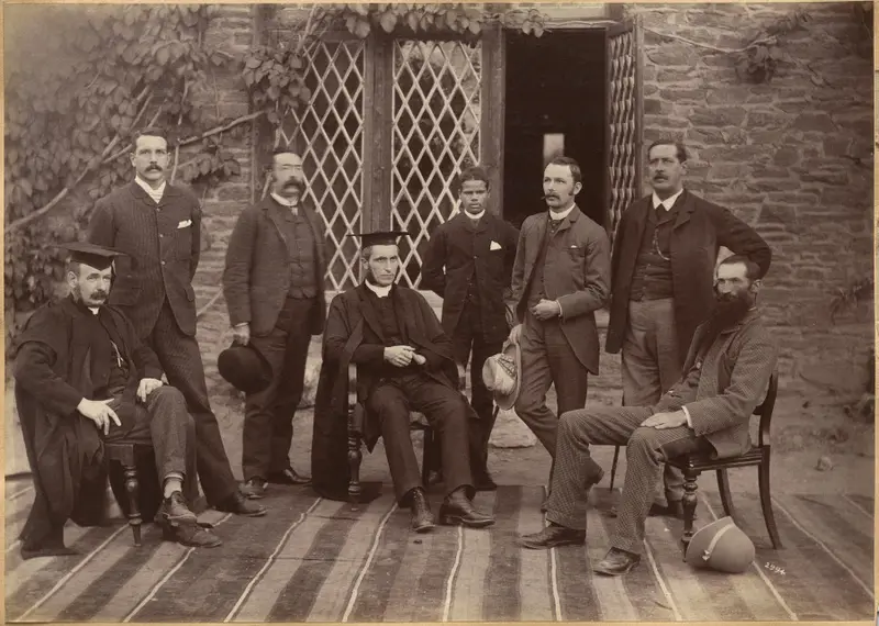 Principal and Teachers of Bishop Cotton School, Shimla (recto) — تصویر رکورد موزهٔ هنر کلیولند (دسترسی آزاد)