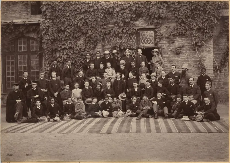 Middle Class Students and Staff, Bishop Cotton School, Shimla (verso) — تصویر رکورد موزهٔ هنر کلیولند (دسترسی آزاد)