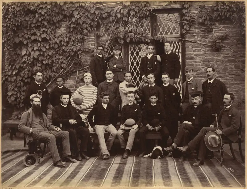 High Class Students and Teachers at Bishop Cotton School, Shimla (verso) — تصویر رکورد موزهٔ هنر کلیولند (دسترسی آزاد)