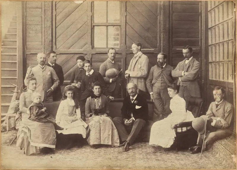 Shimla 17th May 1887: Viceregal party. Lord William Beresford, Military Secretary, Captain Leonard Gordon A.D.C., Mademoiselle Clerc, The Honorable Basit Blackwood, Major F. R. Hamilton A.D.C., Mr. Oglivie Grant, Sir Donald Mackenzie Wallace K.C.E., Private Secretary, Dr. J. Findlay, Mrs. F. R. Hamilton, Master G. Hamilton, Lady Victoria Blackwood, H. E. The Countess of Dufferin, H. E. The Earl of Dufferin, Lady Hermione Blackwood, Lord Herbrand Russell, A.D.C. (recto) — تصویر رکورد موزهٔ هنر کلیولند (دسترسی آزاد)