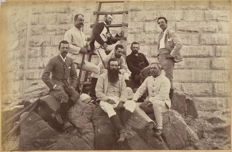 Managing staff of Meprs. Glover & Co. at Sindh Bridge (recto, top) — تصویر رکورد موزهٔ هنر کلیولند (دسترسی آزاد)