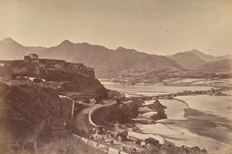 Fort Attock with Bridge of Boats and Khairabad — تصویر رکورد موزهٔ هنر کلیولند (دسترسی آزاد)