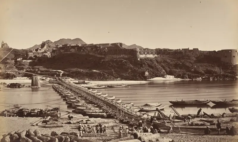 The Bridge of Boats and Fort from Khairabad — تصویر رکورد موزهٔ هنر کلیولند (دسترسی آزاد)