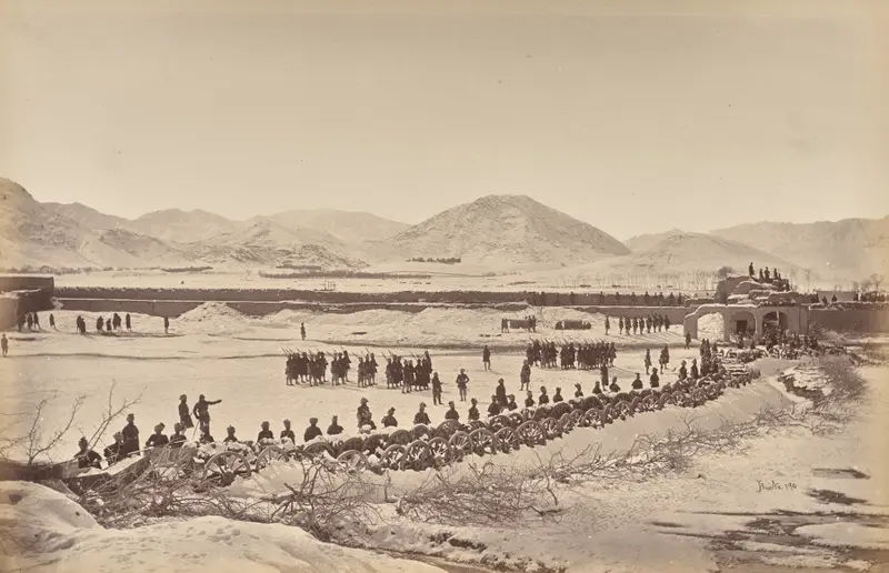 Sherpur. The Laager and Abatts, West Corner, Showing the Kotal and Hills — تصویر رکورد موزهٔ هنر کلیولند (دسترسی آزاد)