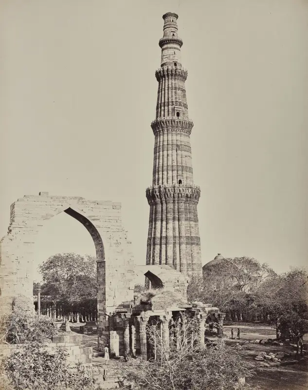 Delhi. The Kootub Minar or Tower in the Ruined City of Old Delhi — تصویر رکورد موزهٔ هنر کلیولند (دسترسی آزاد)
