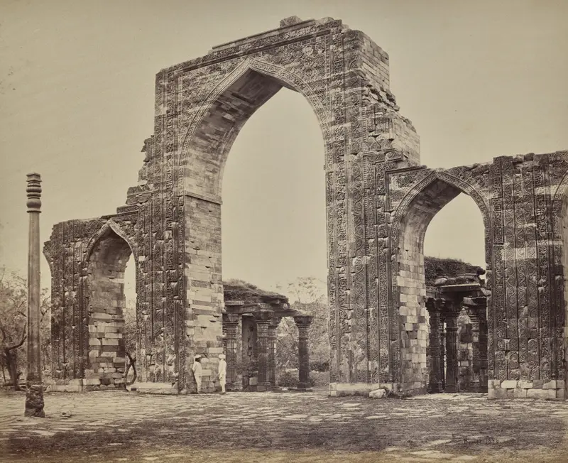 Delhi. Great Arch and Iron Pillar Near the Kootub Minar, Ruin of Old Delhi — تصویر رکورد موزهٔ هنر کلیولند (دسترسی آزاد)