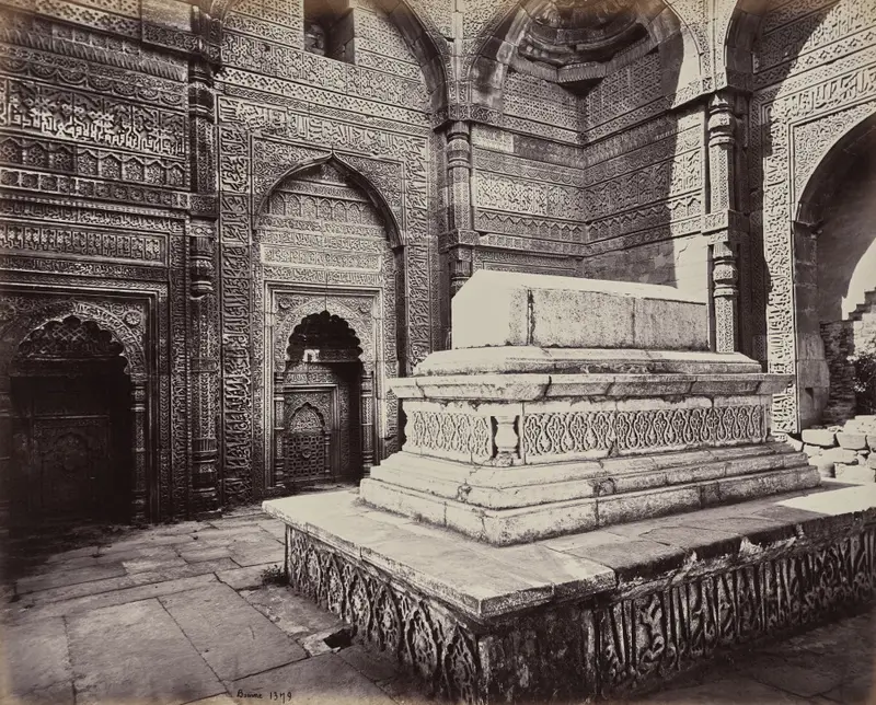 Delhi. Tomb of the Emperor Shums ooo deen Allomsh, Builder of the Kootub Minar in the Ruins of Old Delhi — تصویر رکورد موزهٔ هنر کلیولند (دسترسی آزاد)