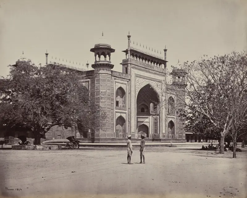 Agra. The Gateway of the Gardens Surrounding the Taj — تصویر رکورد موزهٔ هنر کلیولند (دسترسی آزاد)