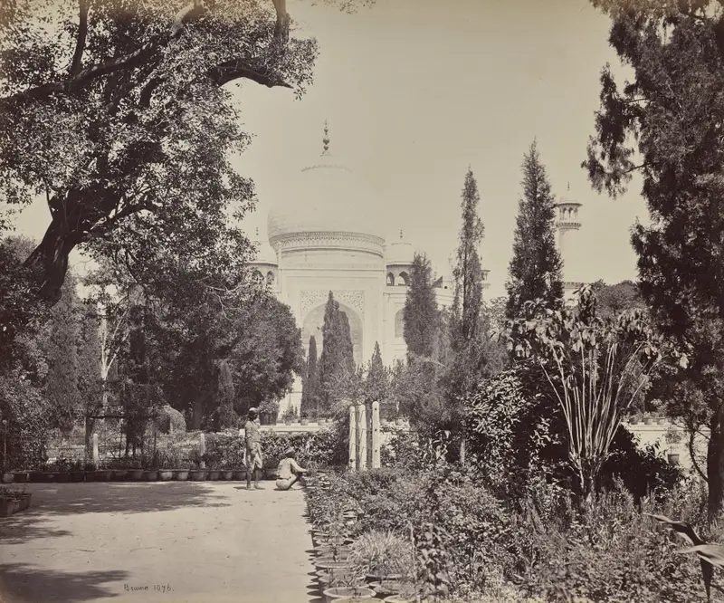 Agra. View of the Taj from the Garden — تصویر رکورد موزهٔ هنر کلیولند (دسترسی آزاد)