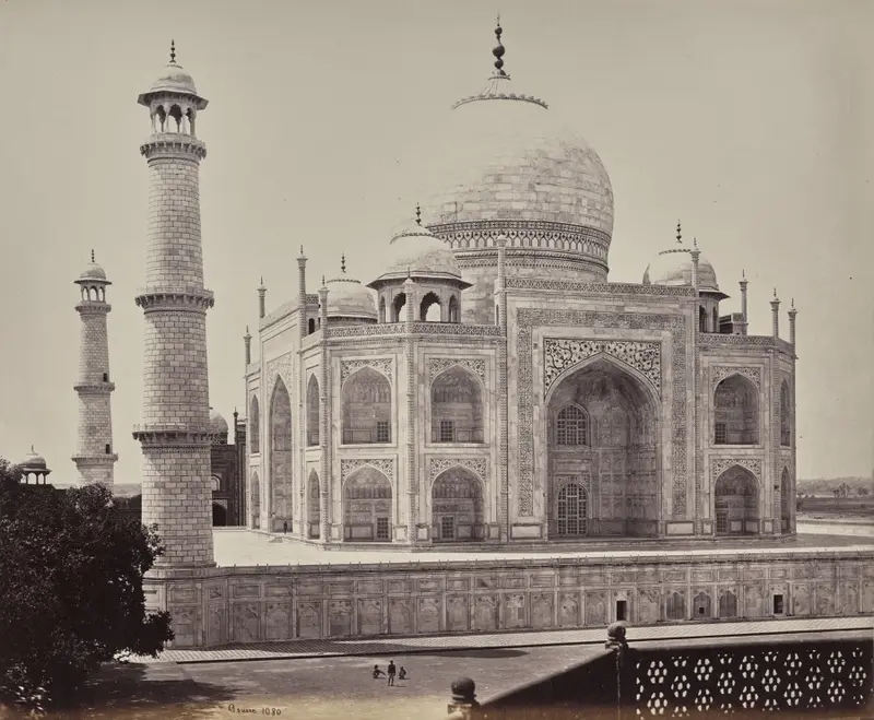 Agra. View of the Taj from a Corner in the Quadrangle — تصویر رکورد موزهٔ هنر کلیولند (دسترسی آزاد)