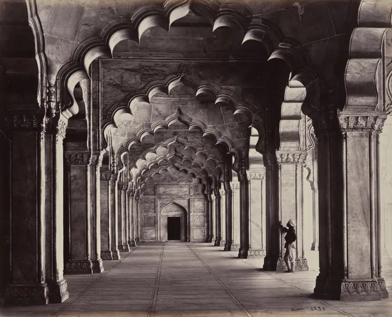 Agra. The Motee Hasjid in Pearl Mosque. View of the Entire Aisle — تصویر رکورد موزهٔ هنر کلیولند (دسترسی آزاد)