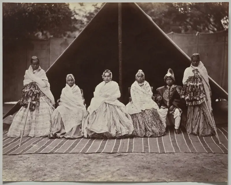 Three of Sri Tung Bahadur's Favorite Wives and His Youngest Son — تصویر رکورد موزهٔ هنر کلیولند (دسترسی آزاد)