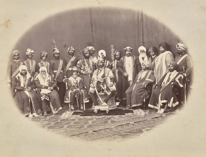 Maharaja Ranbir Singh of Jammu and Kashmir with Sons and Courtiers — تصویر رکورد موزهٔ هنر کلیولند (دسترسی آزاد)