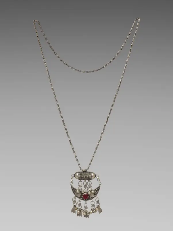 Necklace with pendant (waqari or wakari?) — تصویر رکورد موزهٔ هنر کلیولند (دسترسی آزاد)