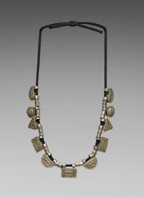 Necklace (ashän ketab) with amulet pendants (tälsäm) — تصویر رکورد موزهٔ هنر کلیولند (دسترسی آزاد)