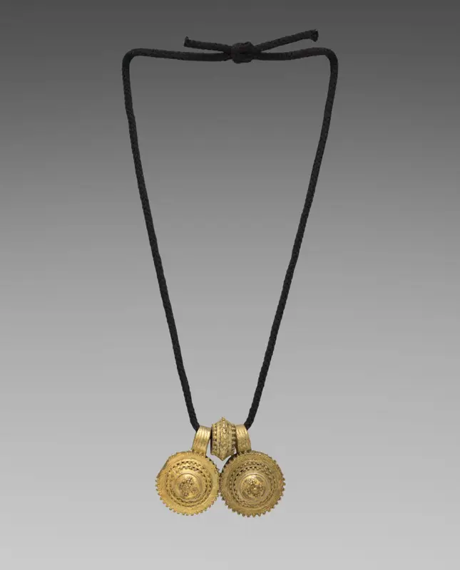Necklace (ashän ketab) with amulet pendants (tälsäm) and bead — تصویر رکورد موزهٔ هنر کلیولند (دسترسی آزاد)