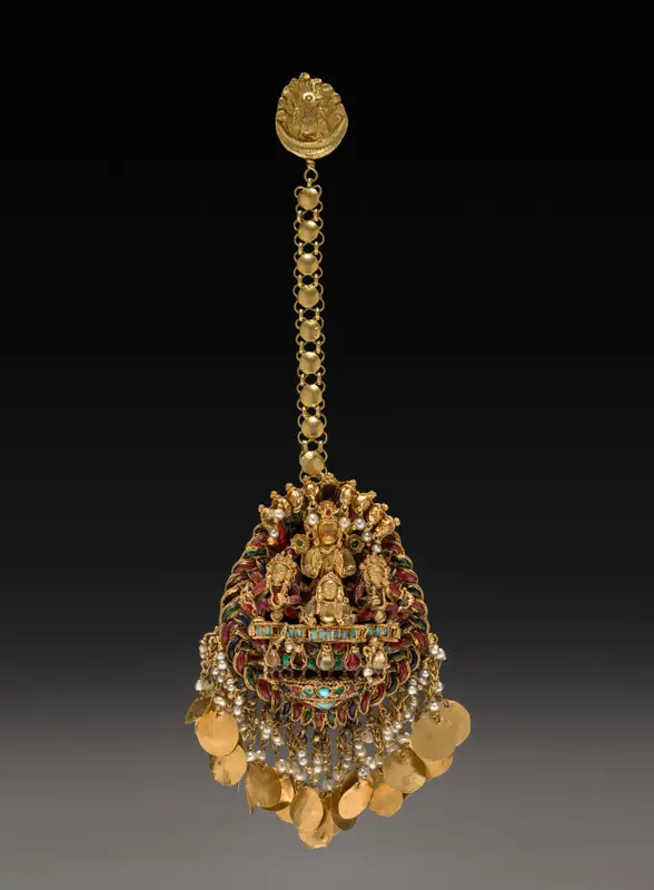 Forehead Pendant with Sun God Surya in a Chariot with Attendants — تصویر رکورد موزهٔ هنر کلیولند (دسترسی آزاد)