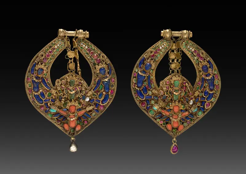 Pair of Deity Earrings with Vishnu on Garuda (front) and chepu (monster mask) (back) — تصویر رکورد موزهٔ هنر کلیولند (دسترسی آزاد)