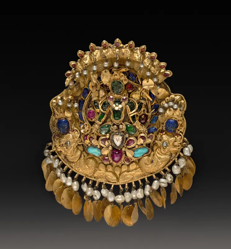 Pendant with Four-armed Green Vishnu on a lotus with Nagas — تصویر رکورد موزهٔ هنر کلیولند (دسترسی آزاد)