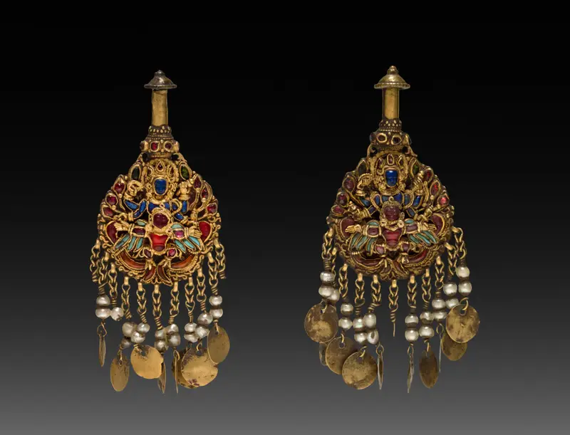 Pair of Earrings with Vishnu Riding Garuda — تصویر رکورد موزهٔ هنر کلیولند (دسترسی آزاد)