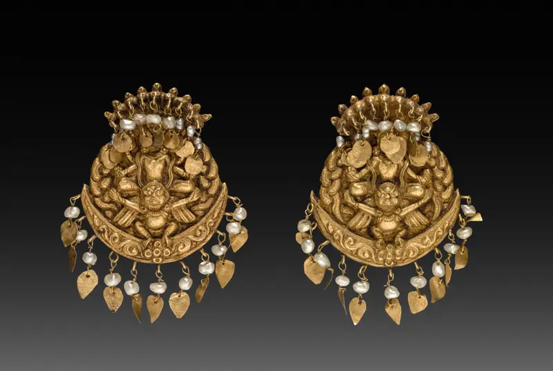 Pair of Earrings with Four-Armed Vishnu Riding Garuda with Nagas (serpent divinities) — تصویر رکورد موزهٔ هنر کلیولند (دسترسی آزاد)