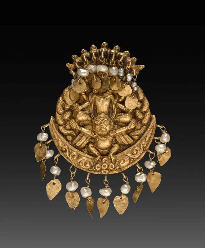 Earring with Four-Armed Vishnu Riding Garuda with Nagas (serpent divinities) — تصویر رکورد موزهٔ هنر کلیولند (دسترسی آزاد)