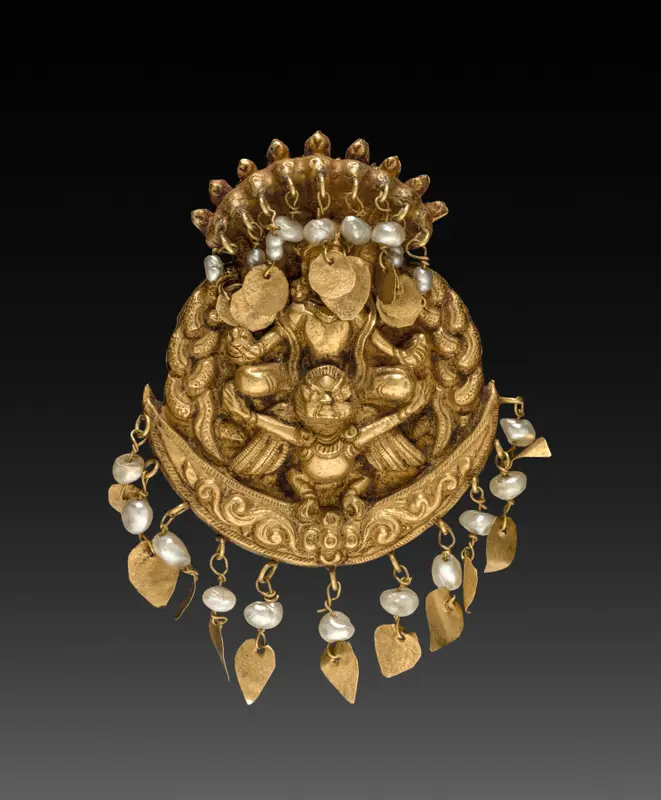 Earring with Four-Armed Vishnu Riding Garuda with Nagas (serpent divinities) — تصویر رکورد موزهٔ هنر کلیولند (دسترسی آزاد)