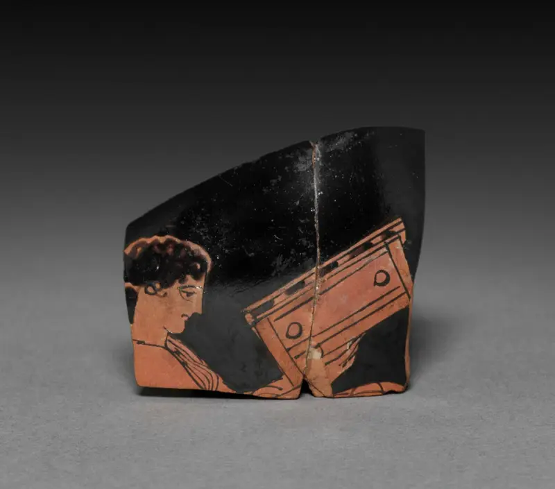 Fragment from Red-Figure Oinochoe (Wine Jug) or Hydria (Water Jar): Woman Holding Box — تصویر رکورد موزهٔ هنر کلیولند (دسترسی آزاد)