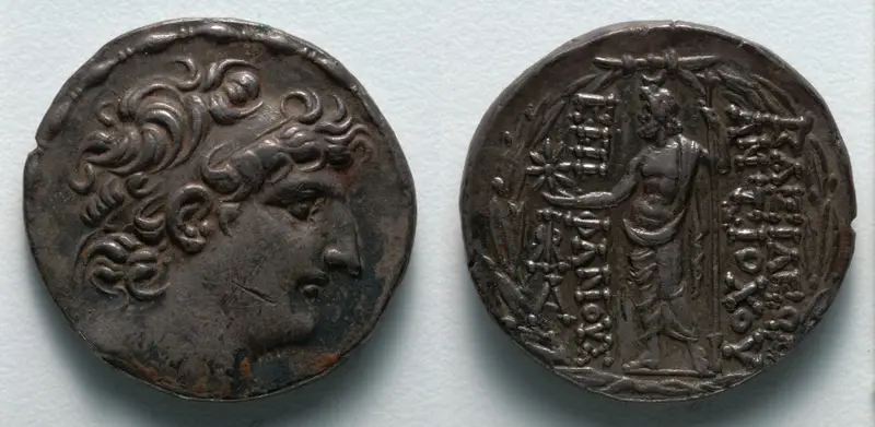Tetradrachm: Head of Antiochos VIII (obverse); Zeus Ouranios (reverse) — تصویر رکورد موزهٔ هنر کلیولند (دسترسی آزاد)