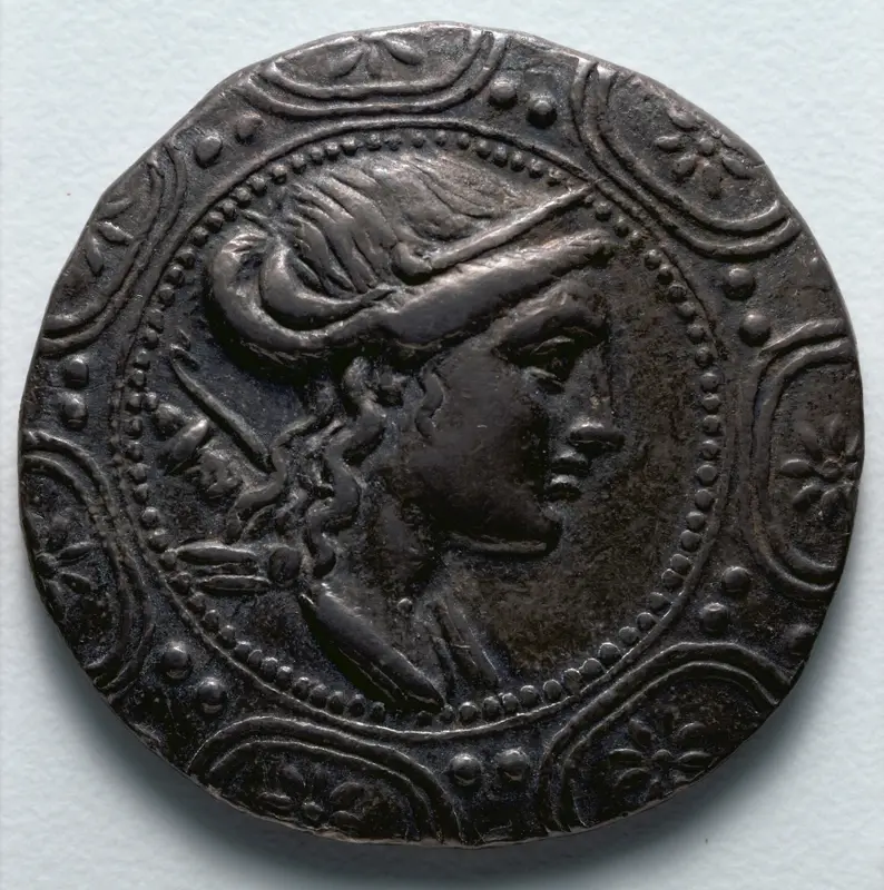 Tetradrachm: Macedonian Shield with Head of Artemis (obverse) — تصویر رکورد موزهٔ هنر کلیولند (دسترسی آزاد)