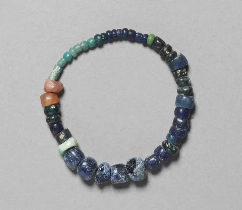 String of Glass Beads — تصویر رکورد موزهٔ هنر کلیولند (دسترسی آزاد)