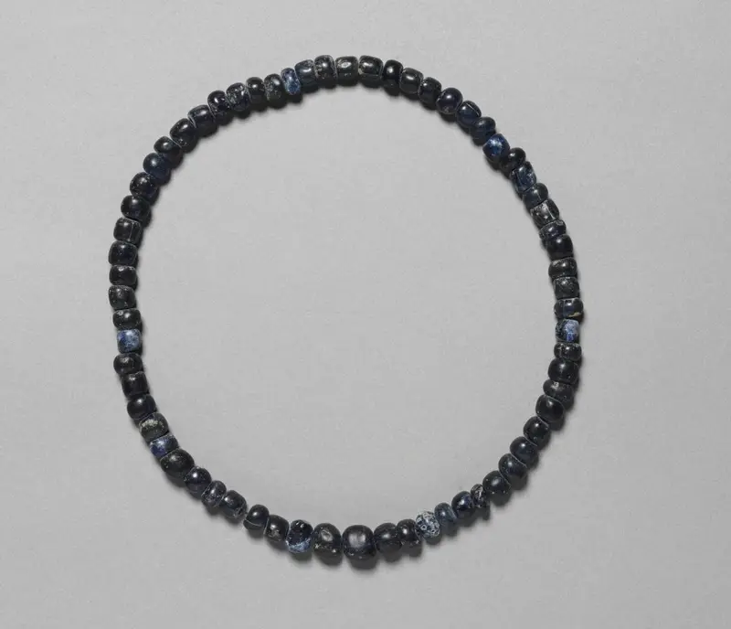 String of Glass Beads — تصویر رکورد موزهٔ هنر کلیولند (دسترسی آزاد)